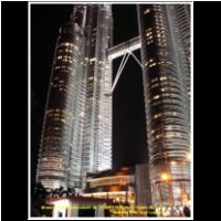12443 215 Petronas Towers bei Nacht  Malaysia 2006 Kuala Lumpur.jpg